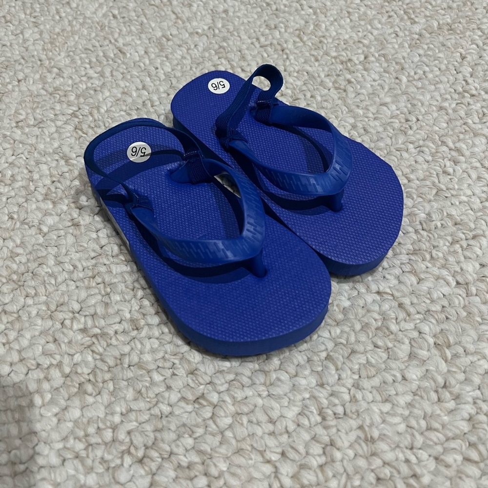 *NEW* flip flops. Kids size 5/6